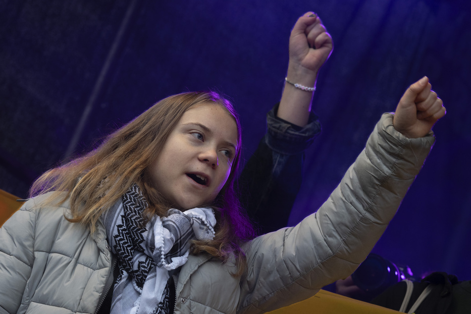 Auf der Kundgebung am Sonntag in Amsterdam mit Zehntausenden Teilnehmern hatte Freta Thunberg (20) vor dem Hintergrund des Gaza-Kriegs Partei für die Palästinenser ergriffen.
