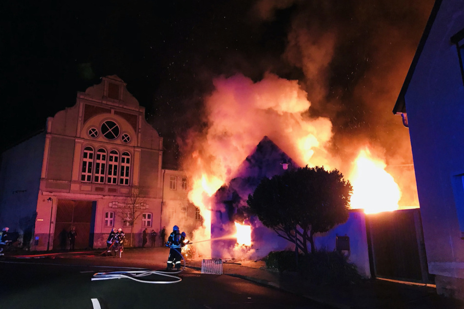 Das Wohnhaus in Neinstedt, einem Ortsteil der Stadt Thale im Harz, stand am frühen Freitagmorgen komplett in Flammen.