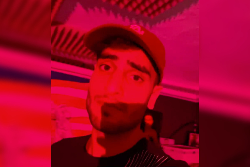 Timur Ülker in seinem provisorischen Aufnahmestudio.