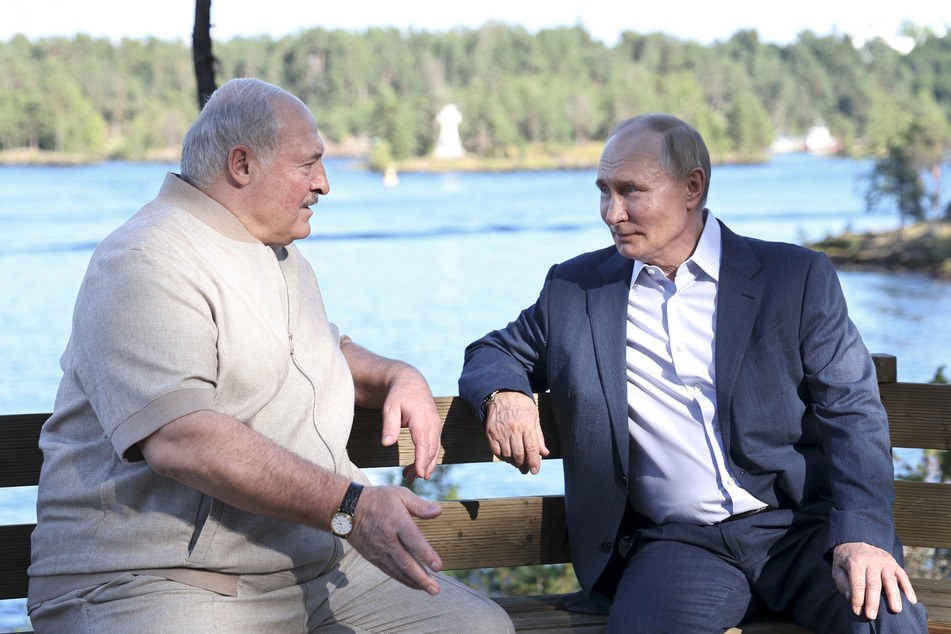 Belarus-Präsident Lukaschenko (l.) und Russland-Chef Wladimir Putin (71) verstehen sich auch abseits des großen Politikrummels prächtig. (Archivbild)