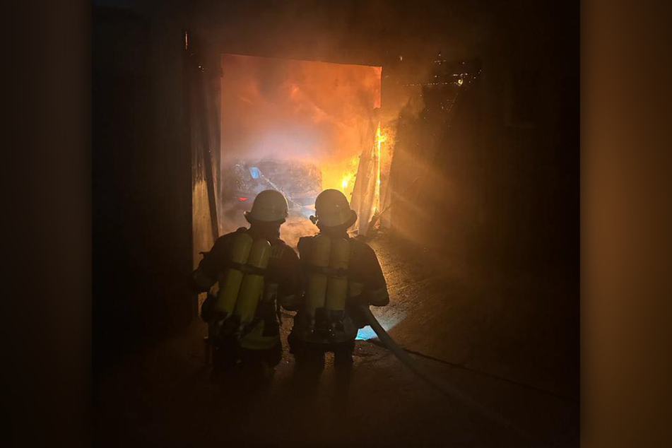 Die Feuerwehr musste einen Garagenbrand in Coswig löschen.