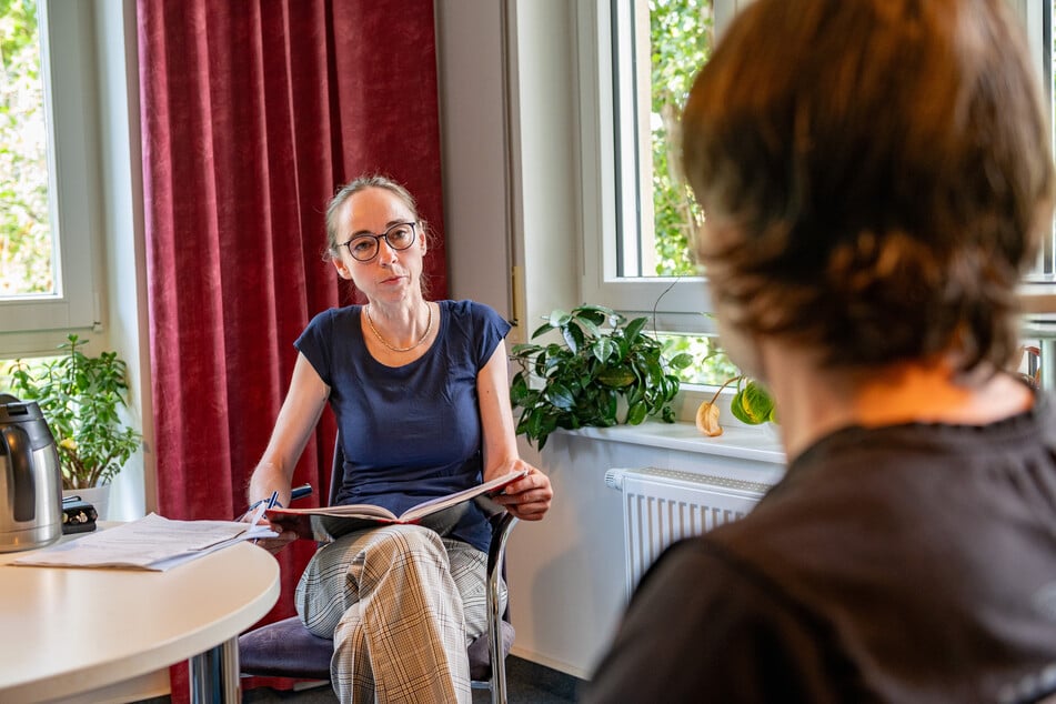 Sozialbürgermeisterin Kristin Kaufmann (49, Linke) ließ sich von Sebastian Lelanz (47) die Schulden-Problematik erläutern.