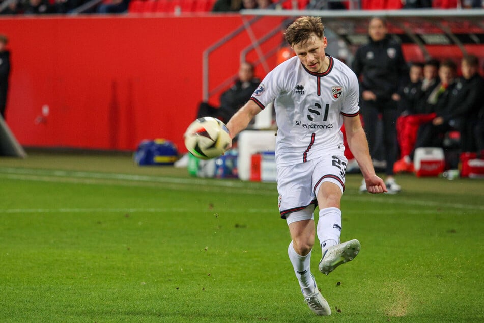 Der gebürtige Bremer spielte in Jeddeloh und FC St. Pauli, bevor er mit Viktoria Berlin aufstieg.
