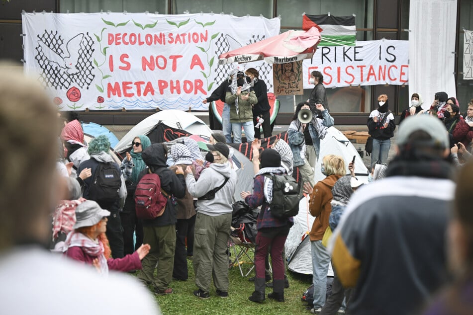 Pro-Palästina-Aktivisten besetzen Hof der FU Berlin: Polizei räumt Protest-Camp