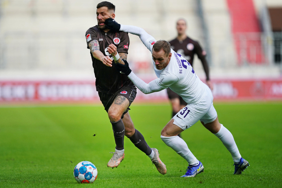 Ben Zolinski (r.) schoss Aue beim FC St. Pauli überraschend in Führung. Hier kämpft er mit Kiezkicker-Sturmbulle Guido Burgstaller um den Ball.