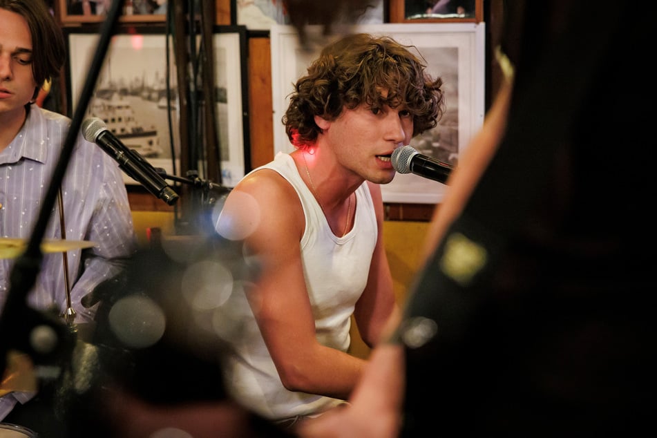 Auch die deutsche Indie-Pop-Band "JEREMIAS" ist in Folge drei zu Gast.