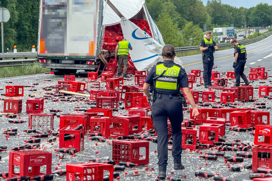 Ein Lkw hat auf der A7 zwischen Hannover und Hamburg am Donnerstagnachmittag große Teile seiner Ladung verloren.