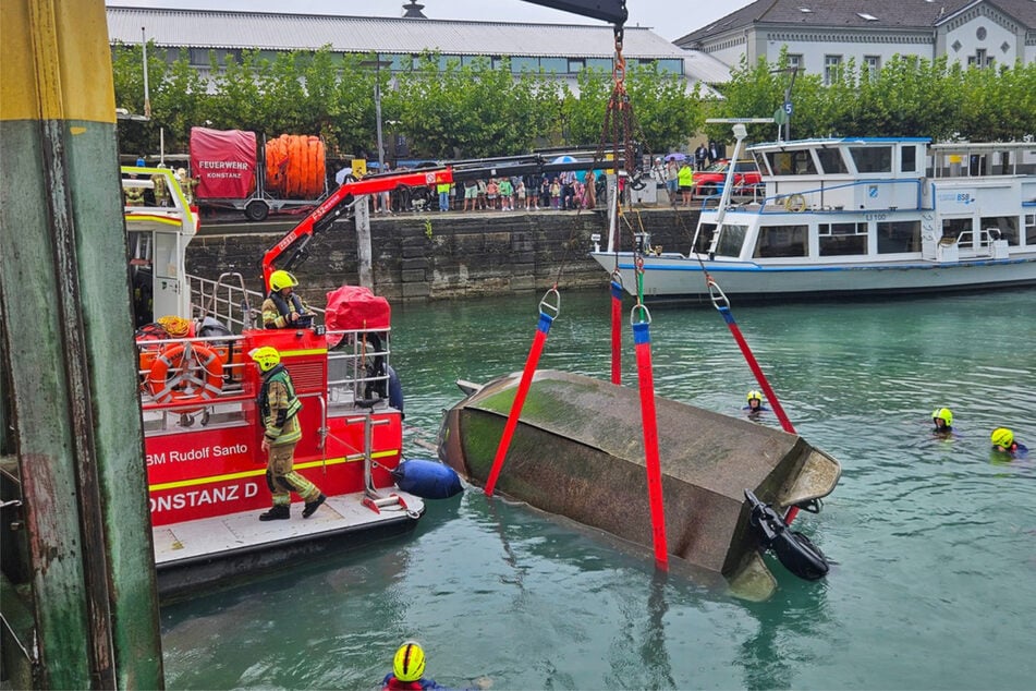 Im Konstanzer Hafen wurde das Motorboot aus dem Wasser gezogen.