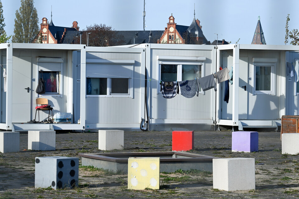 Solche Container dienen Geflüchteten auf dem Tempelhofer Feld in Berlin als Unterkunft.