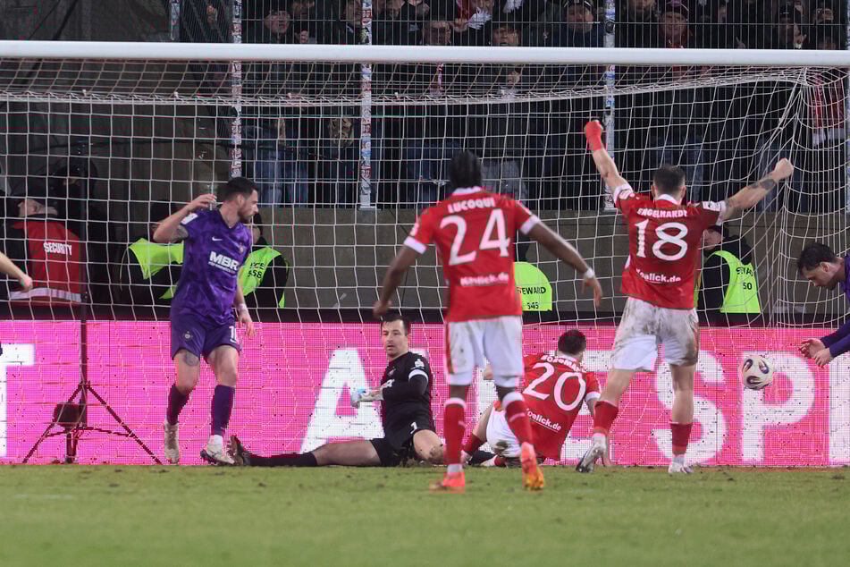 Axel Borgmann (Nr. 20) grätscht den Ball zum späten Siegtreffer über die Linie. Der Kapitän steht sinnbildlich für die Energie-Mentalität.