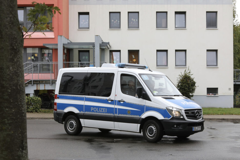 Ein Polizeiwagen vor einer Grundschule in Paunsdorf. Am 6. Oktober 2020 wurde intensiv nach dem Täter gefahndet.