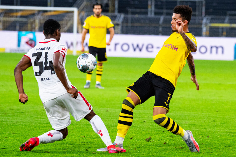 Jadon Sancho (r.) hatte gegen Ridle Baku, der auch das 1:0 für Mainz klasse vorbereitete, einen ganz schweren Stand.