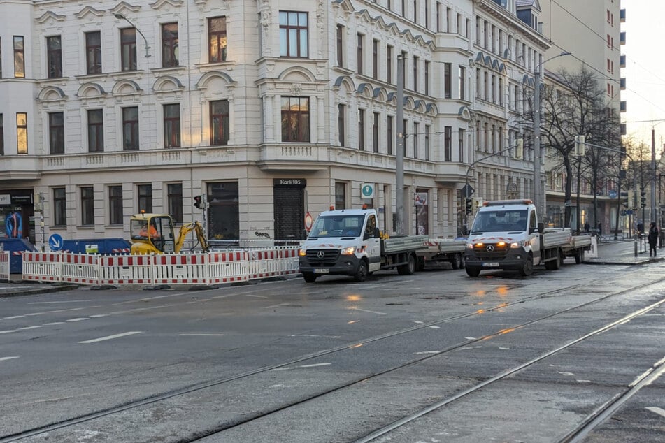 Mitarbeiter der Wasserwerke waren vor Ort, um den Schaden zu beheben.