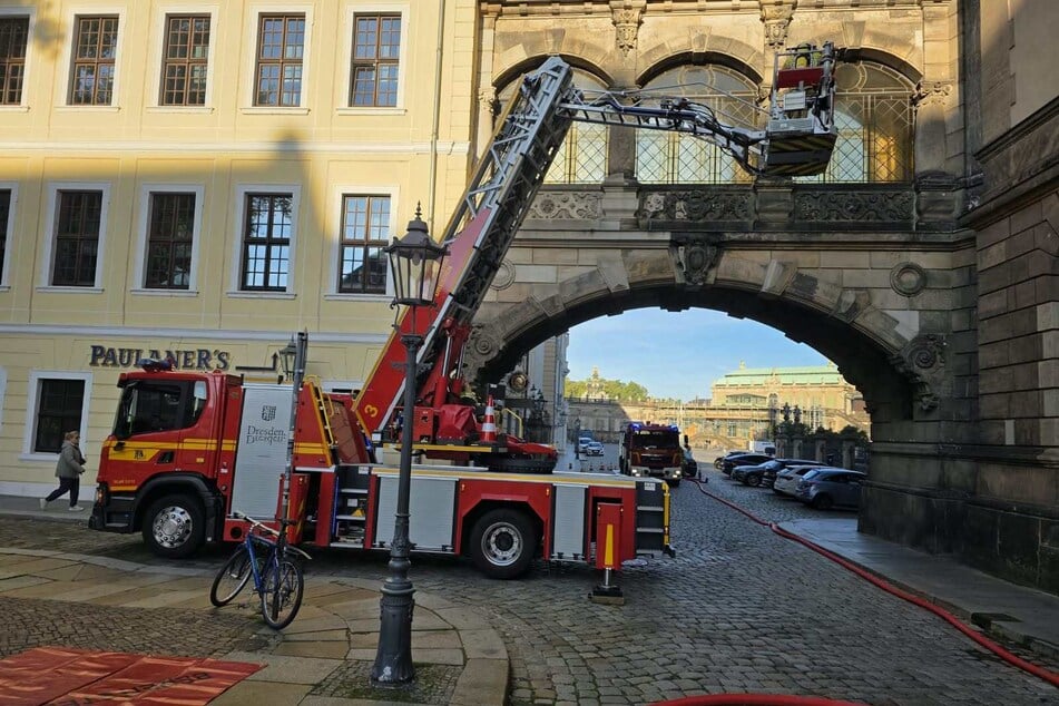 Am Residenzschloss in Dresden war am Vormittag unter anderem eine Drehleiter im Einsatz.