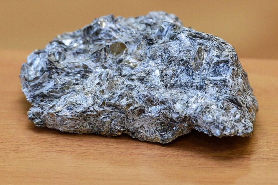 Sieht aus wie Silber, tatsächlich enthält die Gesteinsprobe Lithium.