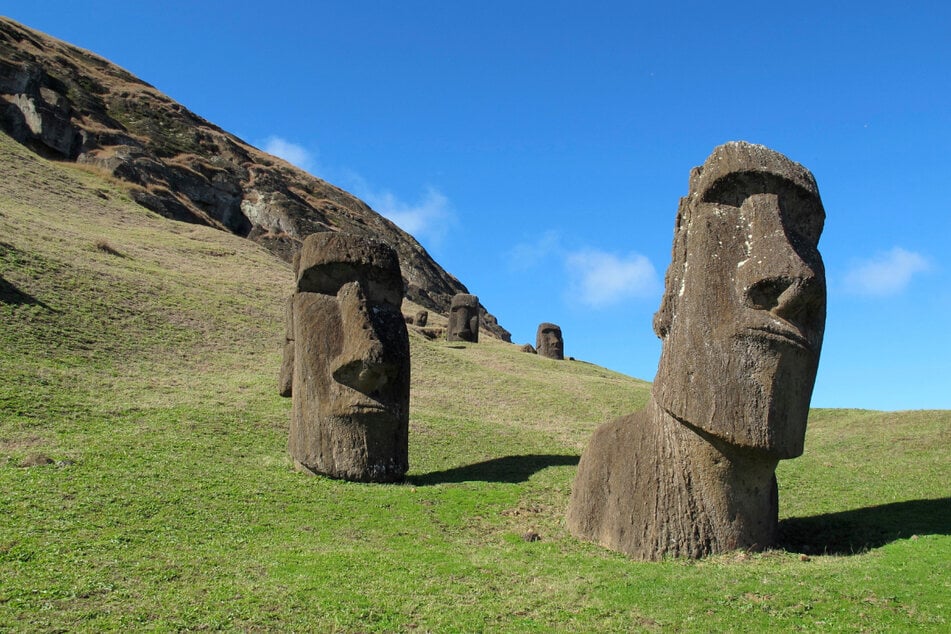 Die Osterinsel (Rapa Nui) ist für ihre in Stein geschlagenen Köpfe (Moai) bekannt.