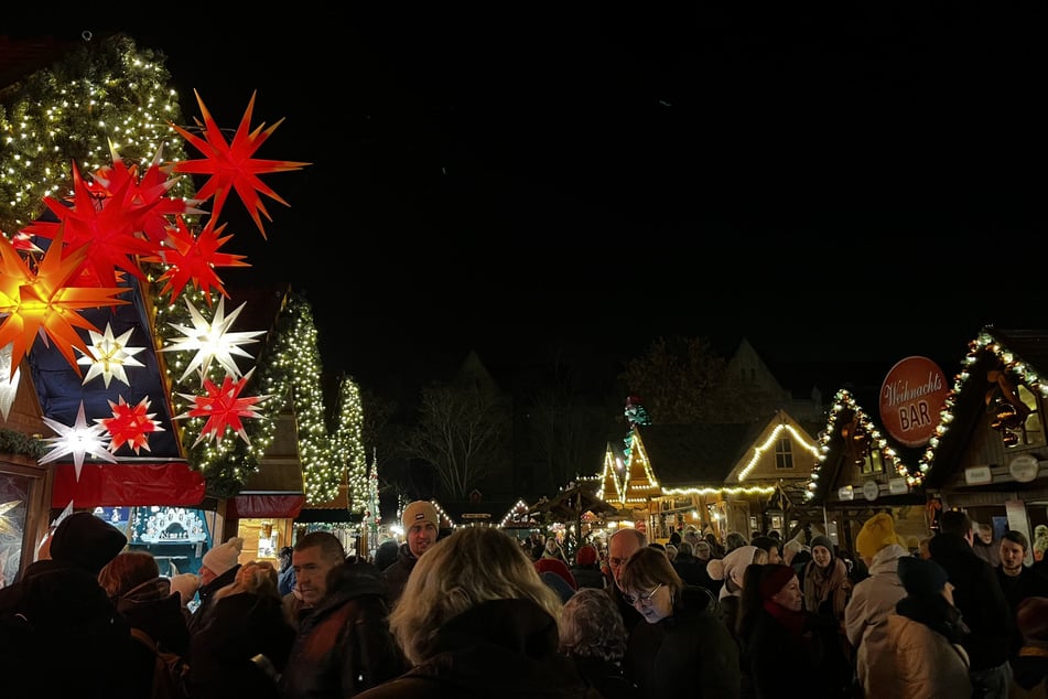 Zum Tag der Eröffnung war der Erfurter Weihnachtsmarkt auf dem Domplatz bereits sehr gut besucht.