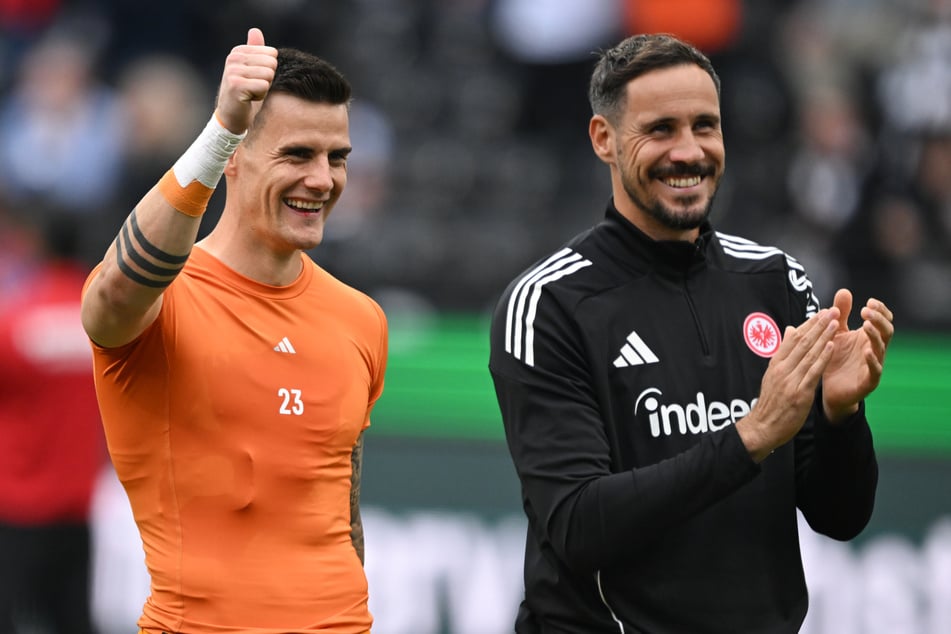 Eintracht Frankfurt muss bis Saisonende ohne Ersatzkeeper Jens Grahl (37, r.) auskommen. Damit ist Michael Zetterer (30, l.) der letzte einsatzfähige Profi-Keeper bei der SGE.