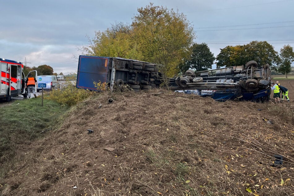 Die Fahrt des Lkw endete auf einem Acker neben der Autobahn.