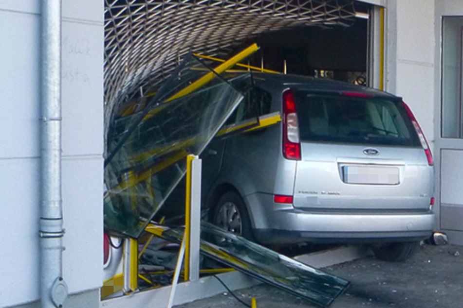 Private Fahrstunde geht gewaltig schief: Ford rauscht in Elektromarkt-Schaufenster