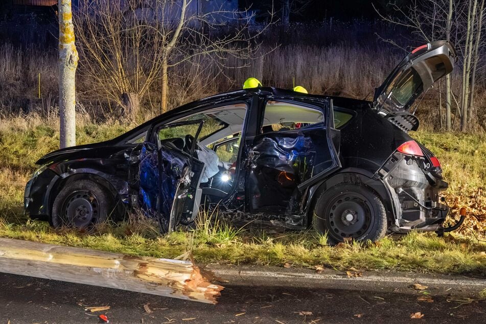 Seat kracht gegen Baum und Mast: Zwei Schwerverletzte bei Unfall in Sachsen