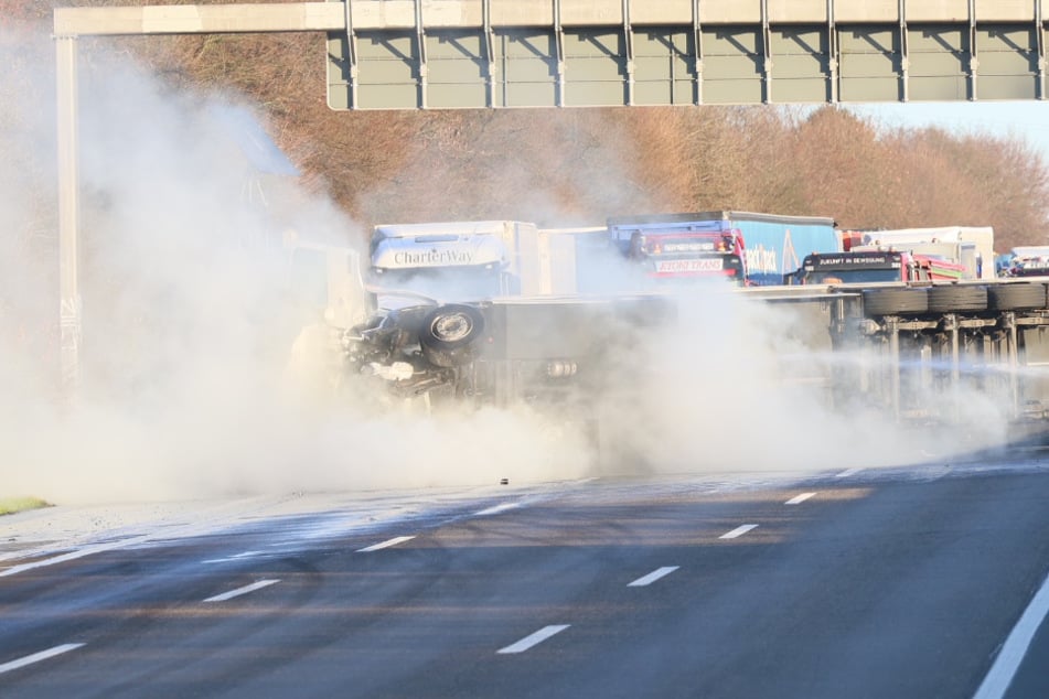 Unfall A46: Schwerer Unfall Richtung Düsseldorf: A46 nach Lkw-Crash dicht