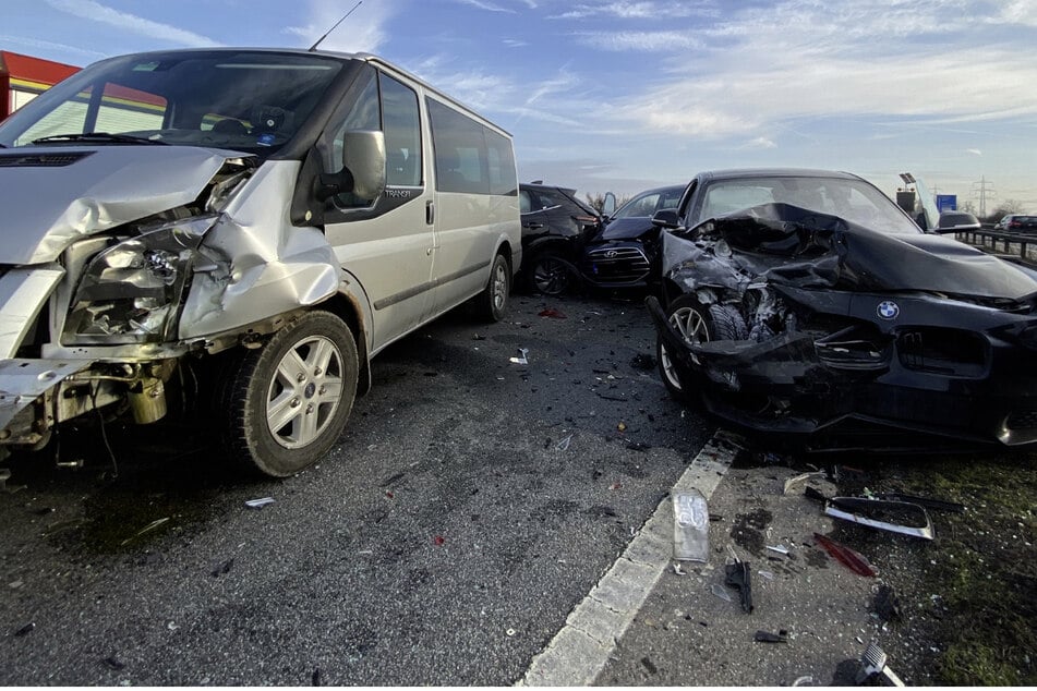 Unfall A61: Fünf Autos krachen auf A61 ineinander: Unfall mit sieben Verletzten