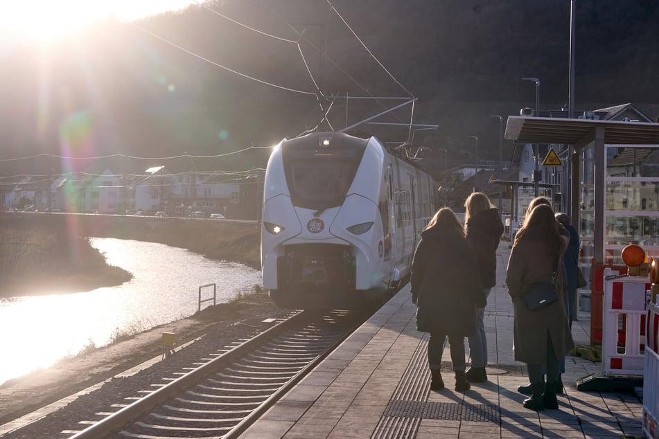 Bauarbeiten an Gleisen und Weichen sorgen für Verzögerungen im NRW-Regional- und Fernverkehr. (Symbolfoto)