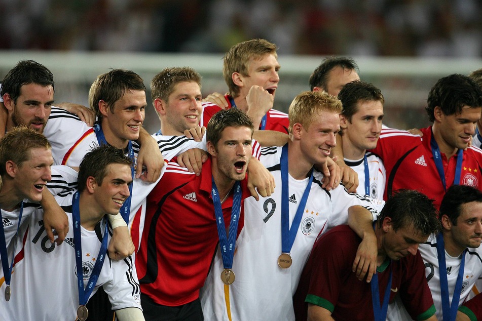 Hitzlsperger (hintere Reihe, 3.v.l.) holte am 8. Juli 2006 WM-Bronze mit dem DFB-Team, erzielte beim 3:1 gegen Portugal ein Tor.