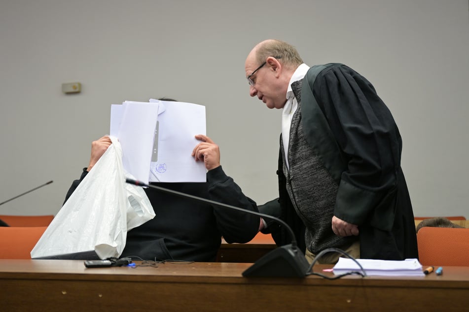 Der Angeklagte im Prozess wegen versuchten Mordes und Vergewaltigung sitzt neben seinem Anwalt Bernhard Welke (r.).