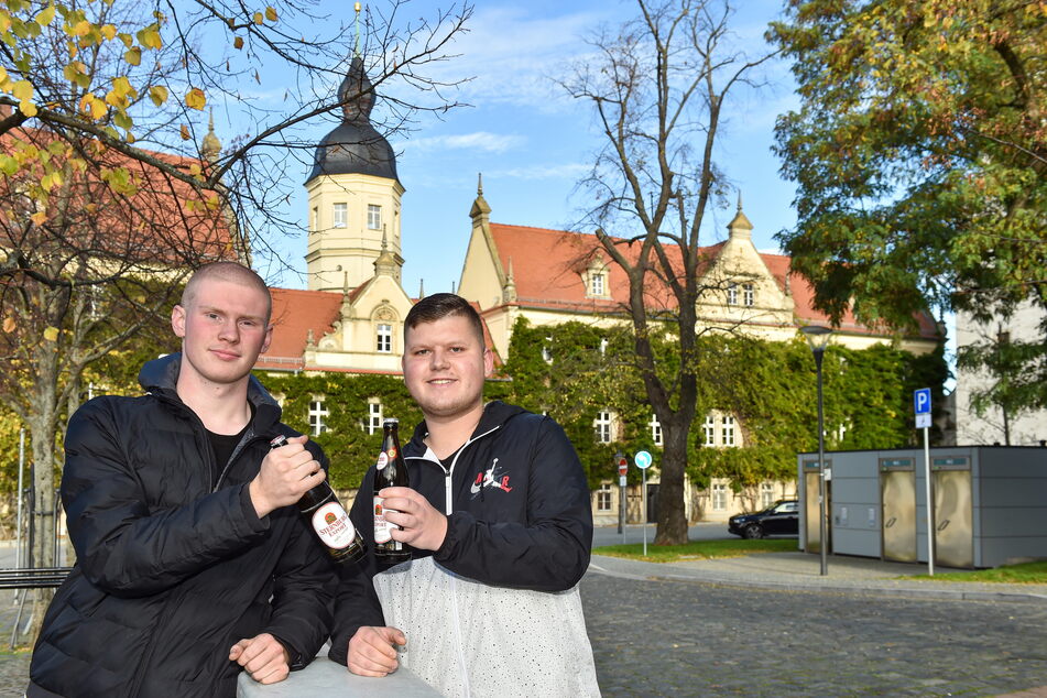 Die Sterni-Fans Paul Kummer (19,v.l.) und Christoph Giesler (24) kämpfen für eine würdige Ehrung des Sternburg-Urvaters.