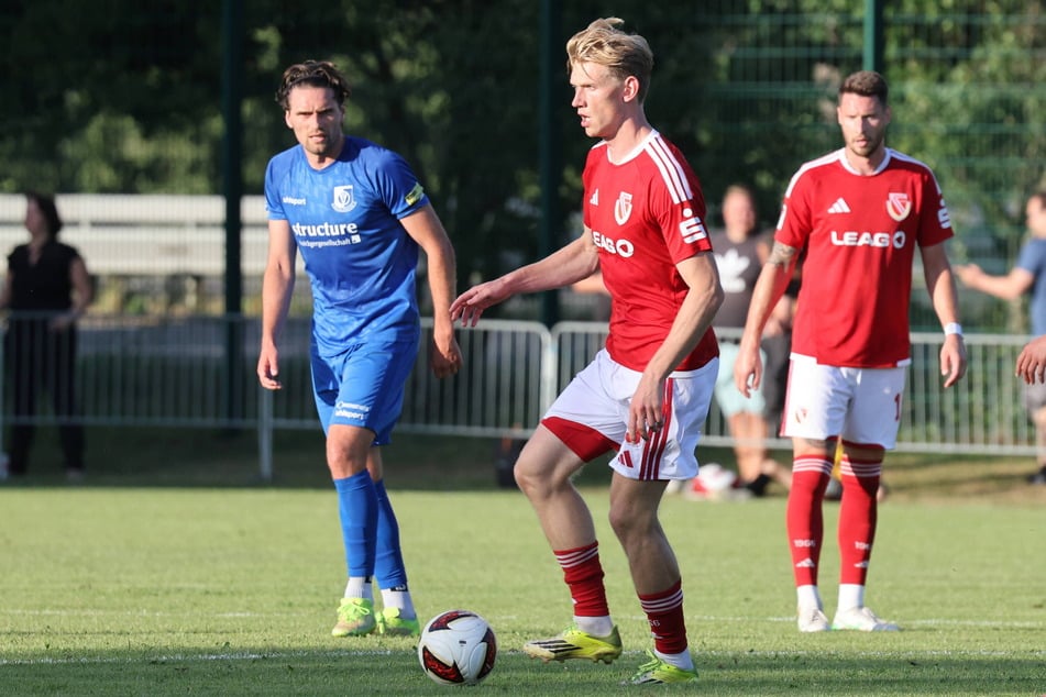 Im Testspiel Anfang Juli noch Gegner, künftig Mitspieler in Altglienicke: Ted Tattermusch (25, M.) und Jonas Nietfeld (32, l.).
