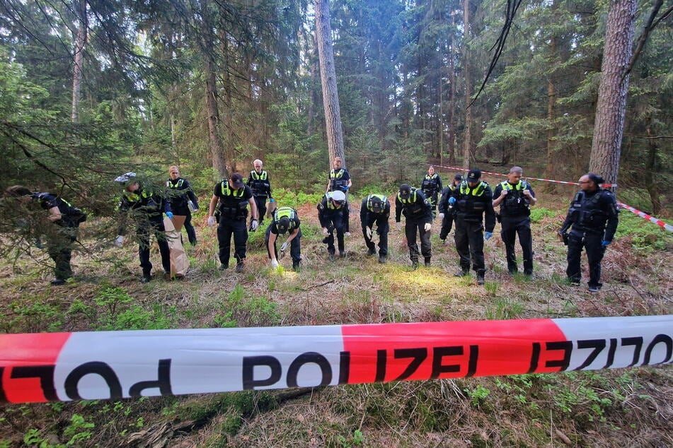 Ein Großaufgebot der Polizei suchte an Mittwochabend das Waldgebiet in der Fischbeker Heide ab.