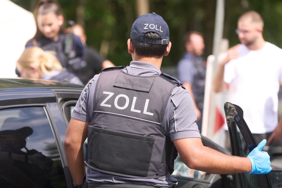 Polizei und Zoll haben am Freitagabend mehrere Geschäfte am Hasselbachplatz und im Stadtteil Neue Neustadt kontrolliert. (Symbolbild)