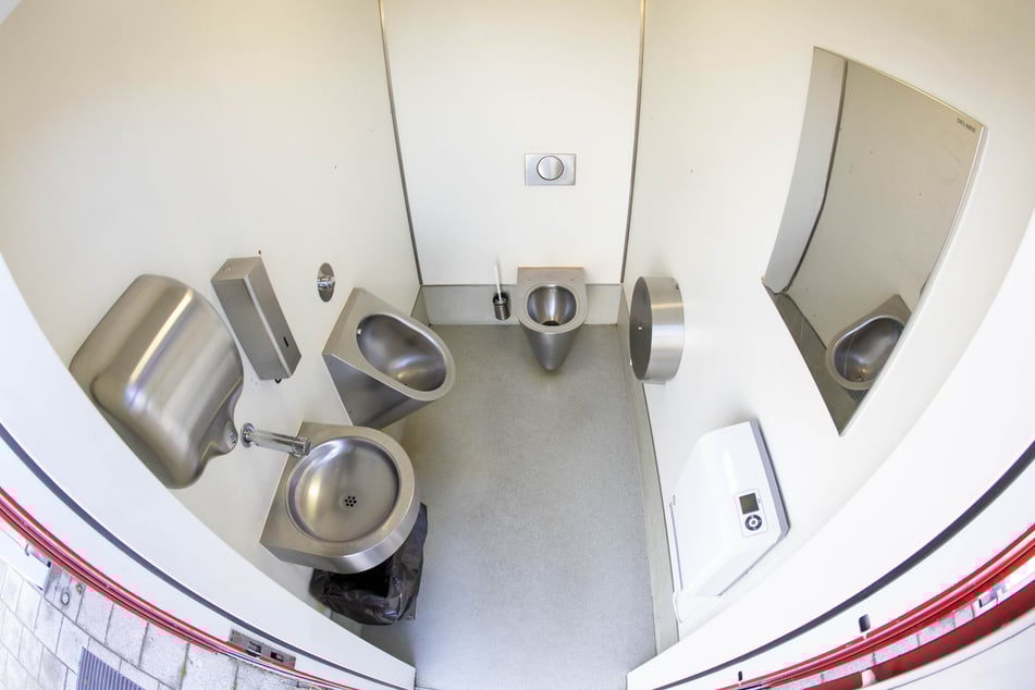 Ein Blick hinein ins Herren-WC.