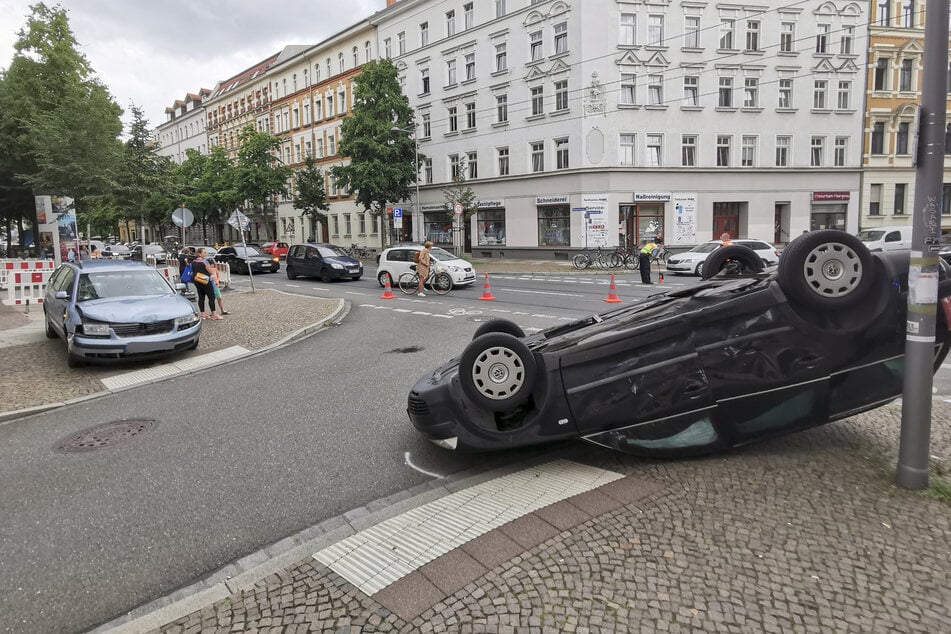 Kreuzungs-Crash in Leipzig-Schleußig: Auto landet auf Dach, zwei Verletzte