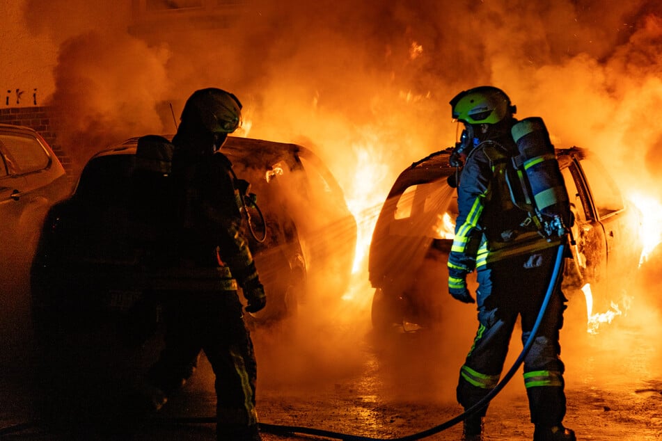 Die Einsatzkräfte konnten die Flammen schließlich mit Löschschaum ersticken.