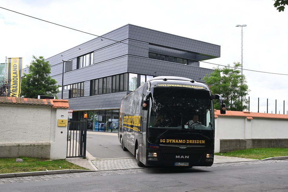Am Mittag verließ der Dynamo-Bus das Trainingszentrum in Dresden. (Archivbild)