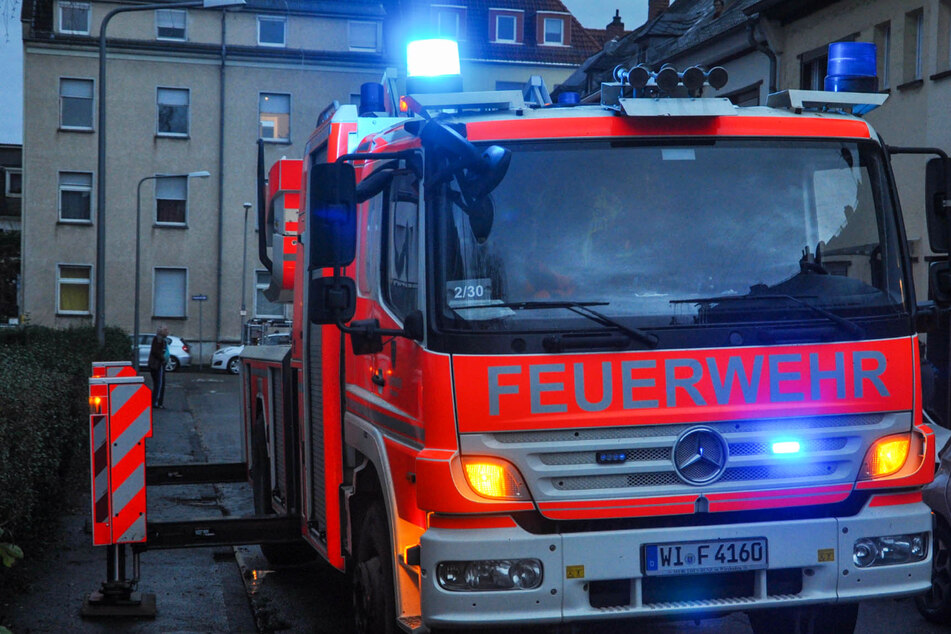 In Wiesbaden drohte "Zeynep" eine Kaminabdeckung vom Dach zu wehen, die Feuerwehr war zum Glück rasch vor Ort und griff ein.