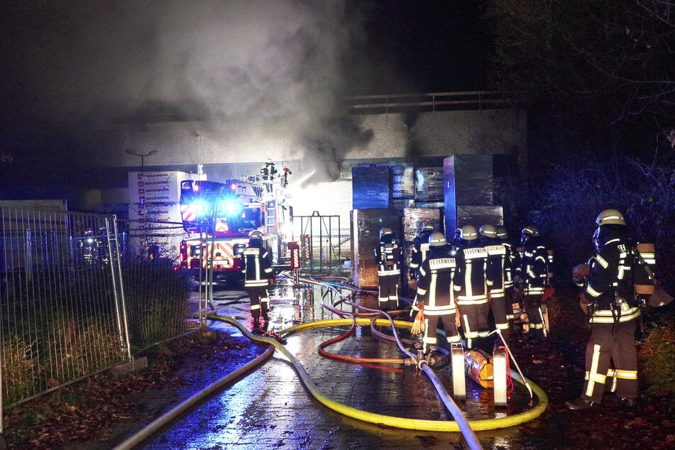 Brand in Leverkusener Sporthalle: Zahlreiche Kräfte im Einsatz, Warnapp schlägt Alarm