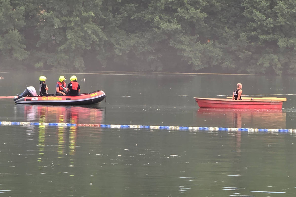 Feuerwehr und Wasserwacht haben den See mit mehreren Booten und Tauern abgesucht.