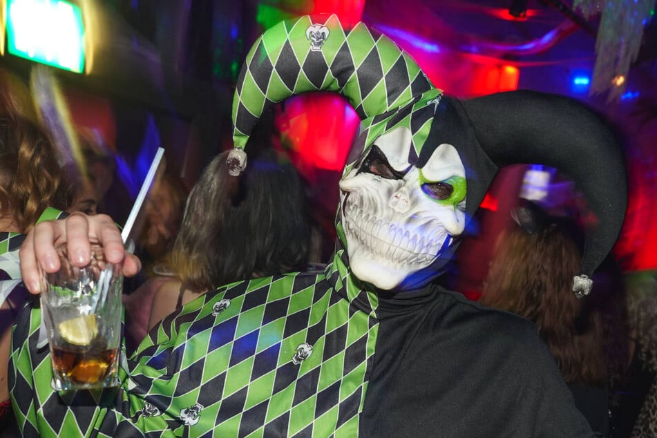In Berlin waren zu Halloween zwar wieder viele gruselige Gestalten unterwegs, haben der Polizei diesmal aber vergleichsweise wenig Schwierigkeiten bereitet. (Archivfoto)