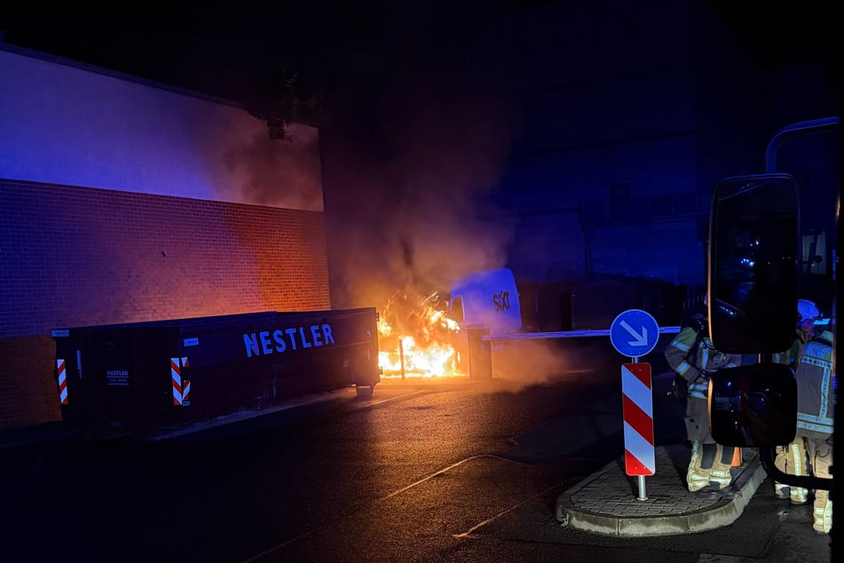 Als die Feuerwehr eintraf, loderten die Flammen aus dem Motorraum.