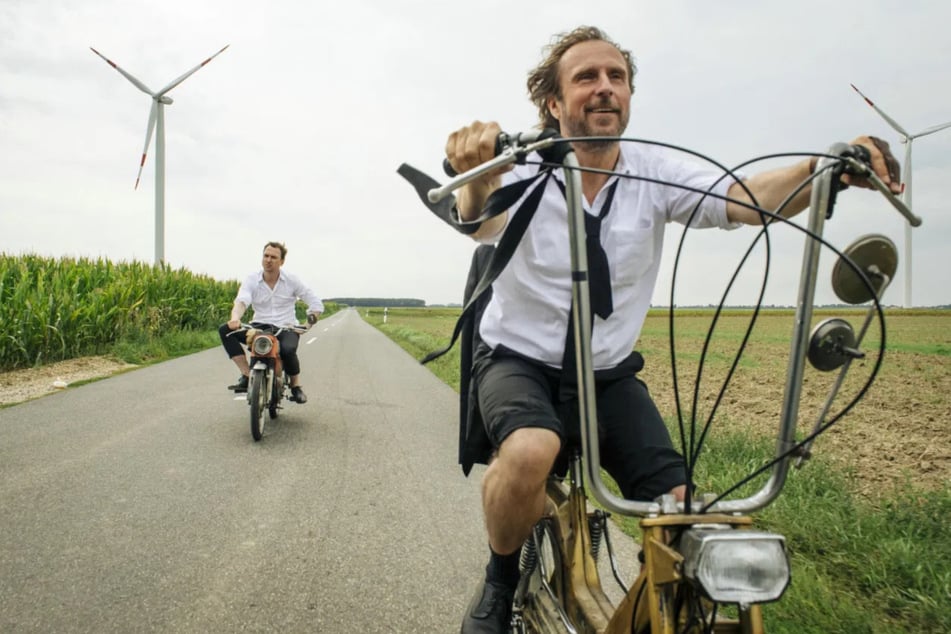 Zwei Brüder fahren Mofa, aber "25 km/h" hat einen tieferen Sinn.