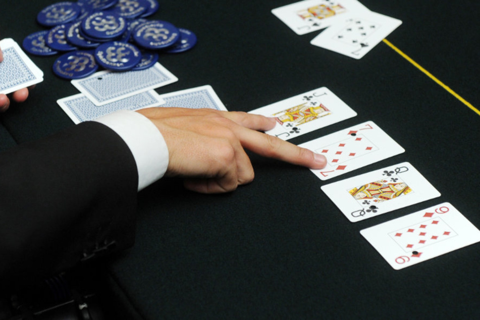 Laut Landtags-Grünen gehen die Fallzahlen beim illegalen Glücksspiel in Bayern durch die Decke. (Symbolbild)