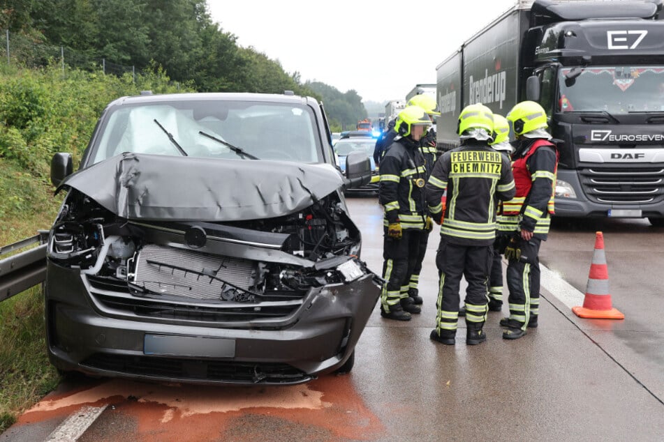 Der VW Kleinbus fuhr auf den voranfahrenden Lastwagen auf.