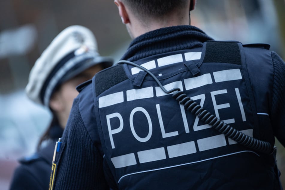 Berlin: Bewohnerin alarmiert Polizei: Einbrecher auf frischer Tat ertappt