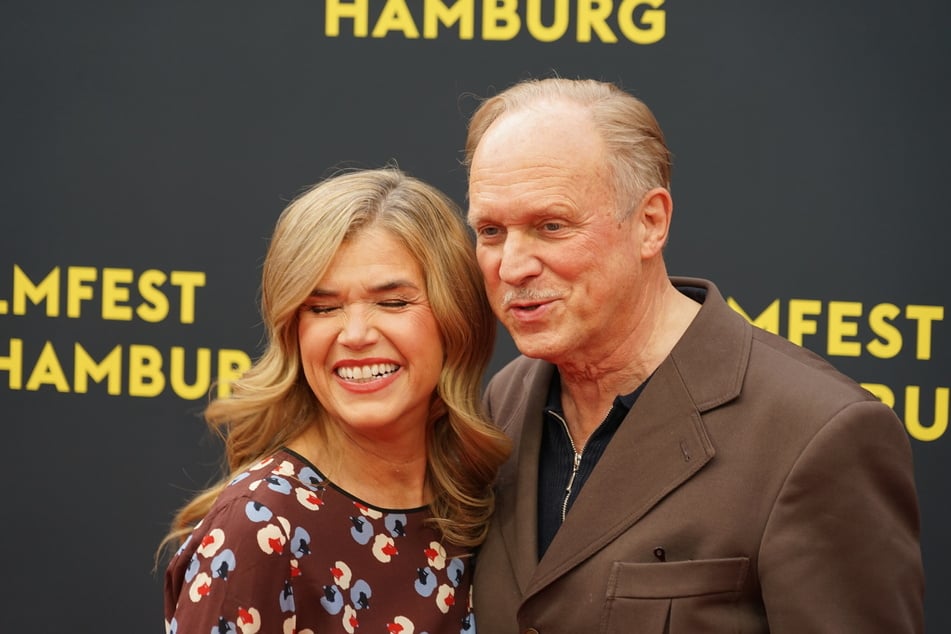 Die Chemie stimmt: Anke Engelke und Ulrich Tukur scherzten auf dem roten Teppich mit den Fotografen.