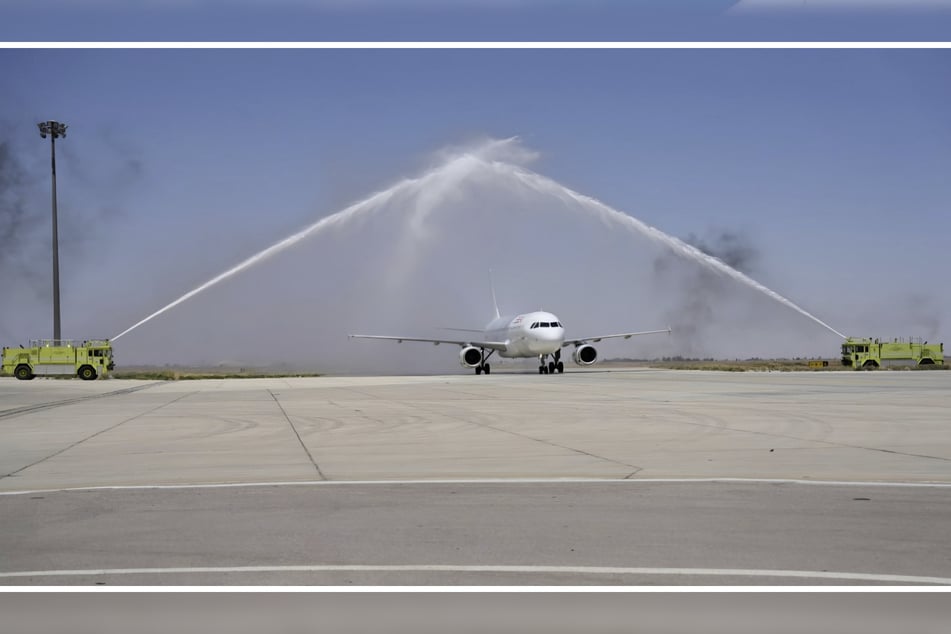 Bei der Ankunft in der syrischen Hauptstadt wurde der Airbus mit einem Feuerwehr-Spalier gegrüßt.