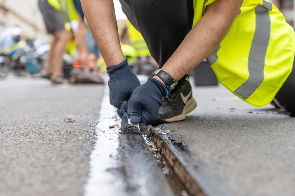 Über Tage war der Straßenbahnverkehr in Leipzig eingeschränkt. Die Hitze hatten die Fugen geschmolzen.